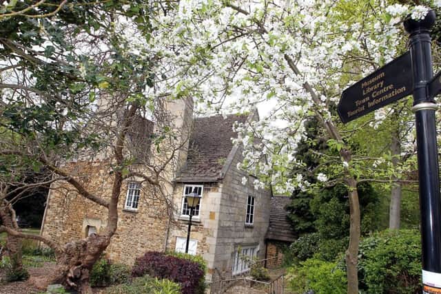 Manor House Museum, Kettering NNL-140411-160619001